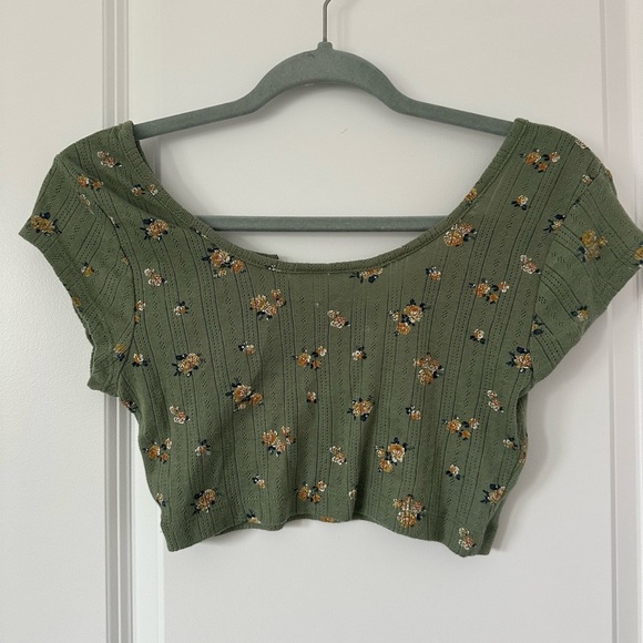 Colsie Floral Short Sleeve Crop Top - Picture 3 of 3
